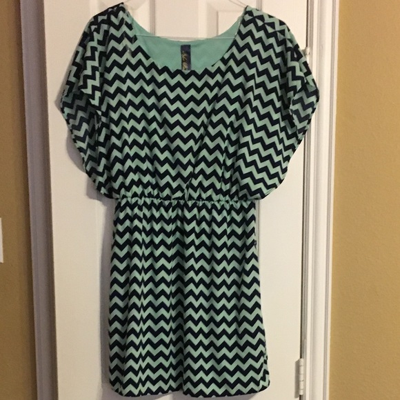Francesca's Collections Dresses & Skirts - Francesca’s Chevron Short Dress